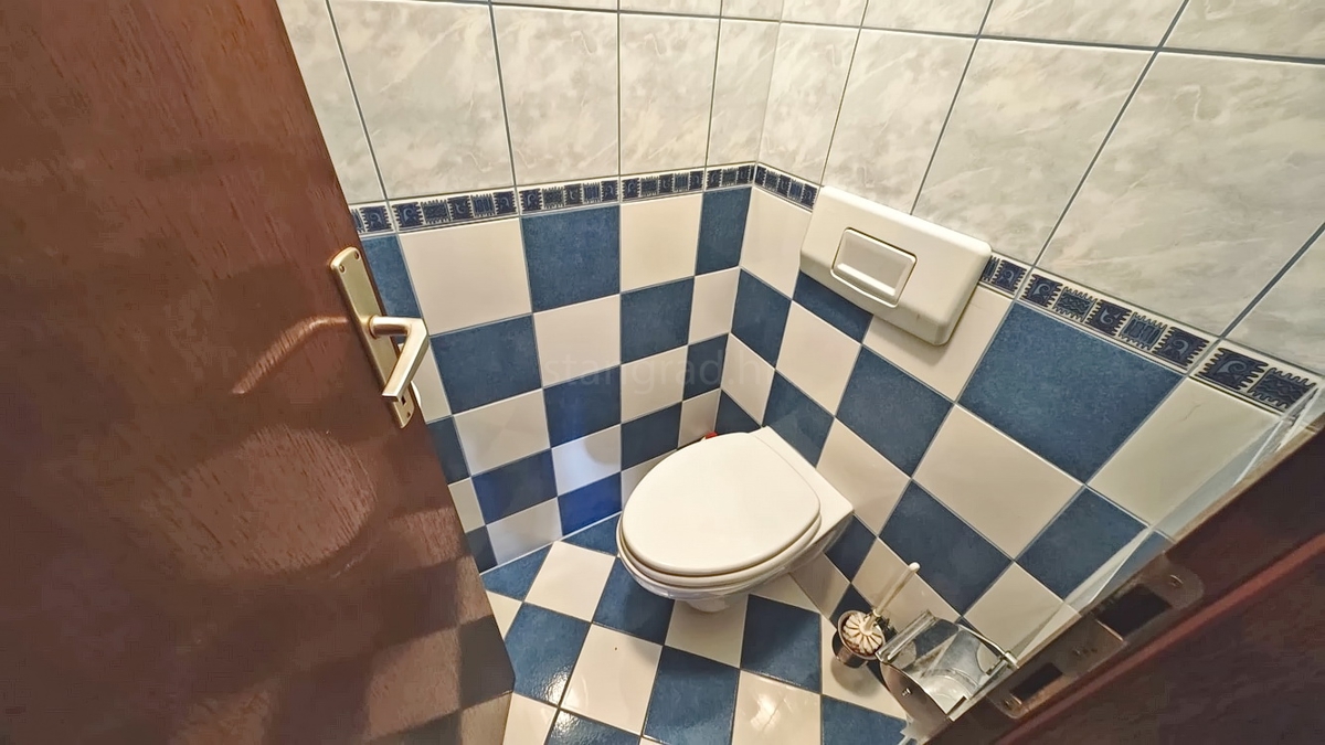 Punat, spazioso appartamento con tre camere da letto e giardino!