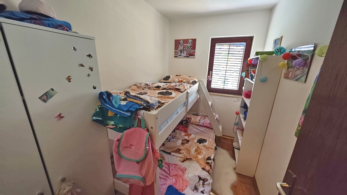 Punat, spazioso appartamento con tre camere da letto e giardino!