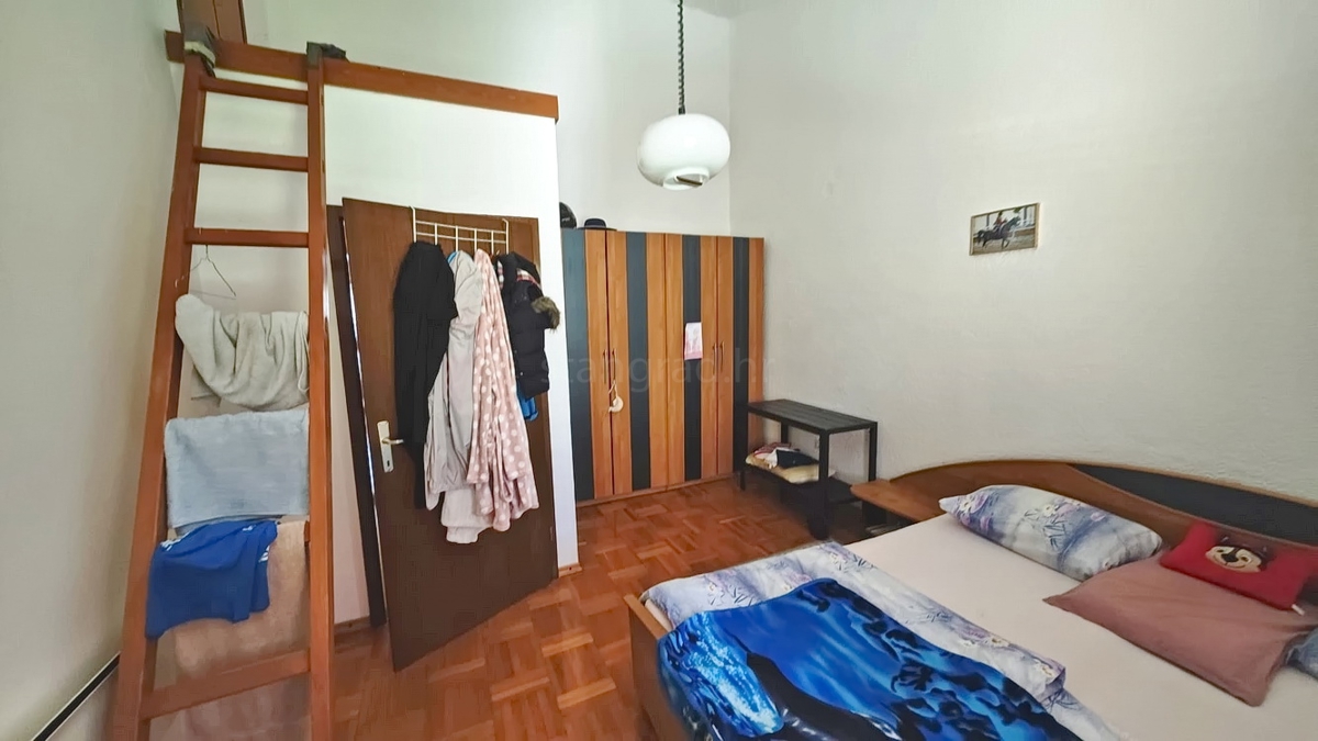 Punat, spazioso appartamento con tre camere da letto e giardino!