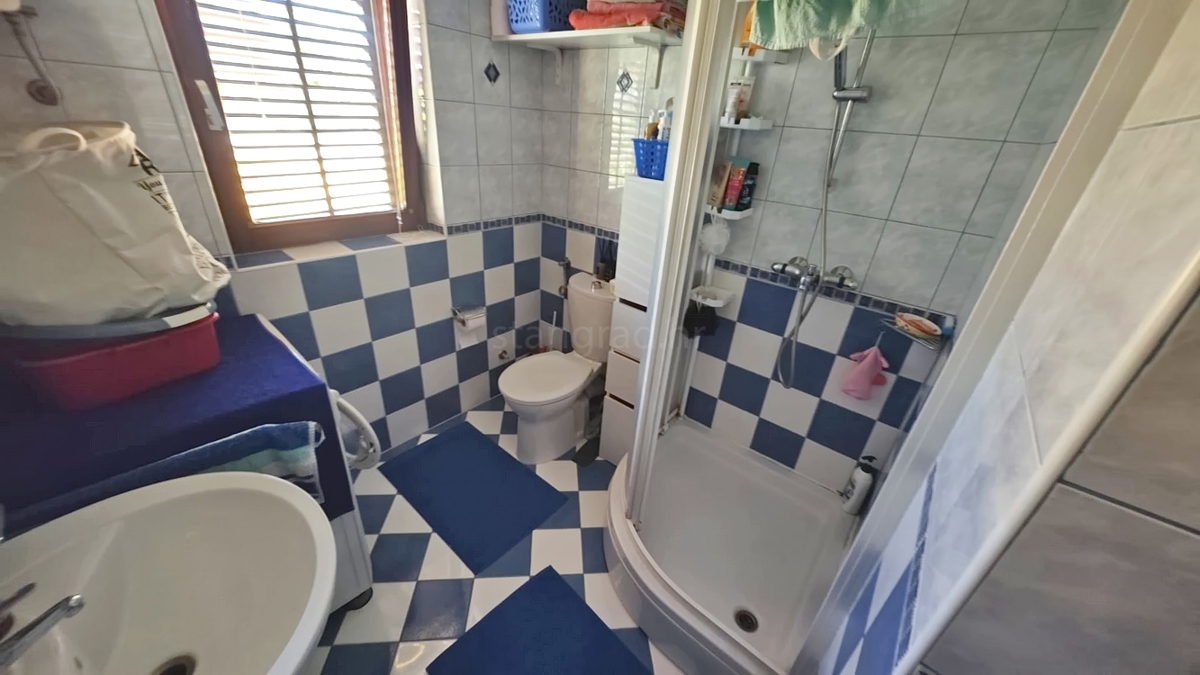 Punat, spazioso appartamento con tre camere da letto e giardino!