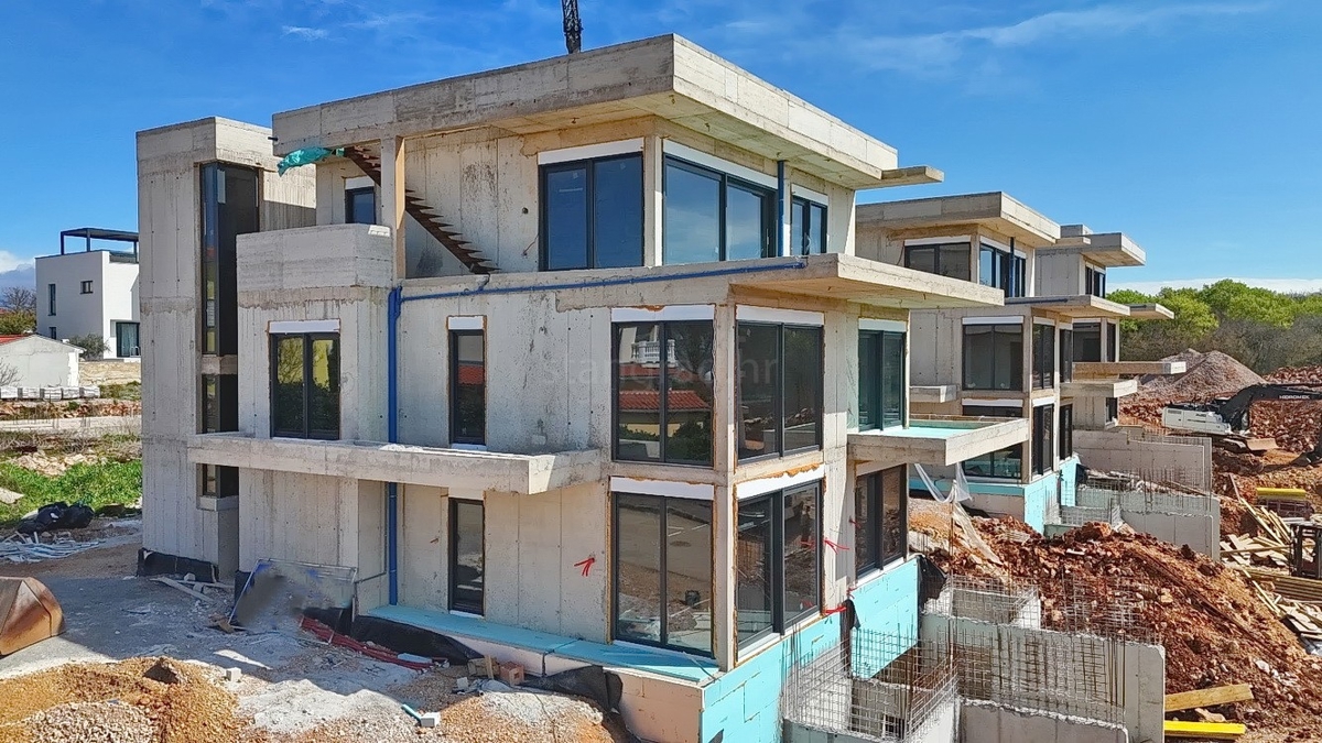 Njivice, appartamento al piano terra in un nuovo edificio con piscina, posizione eccellente!