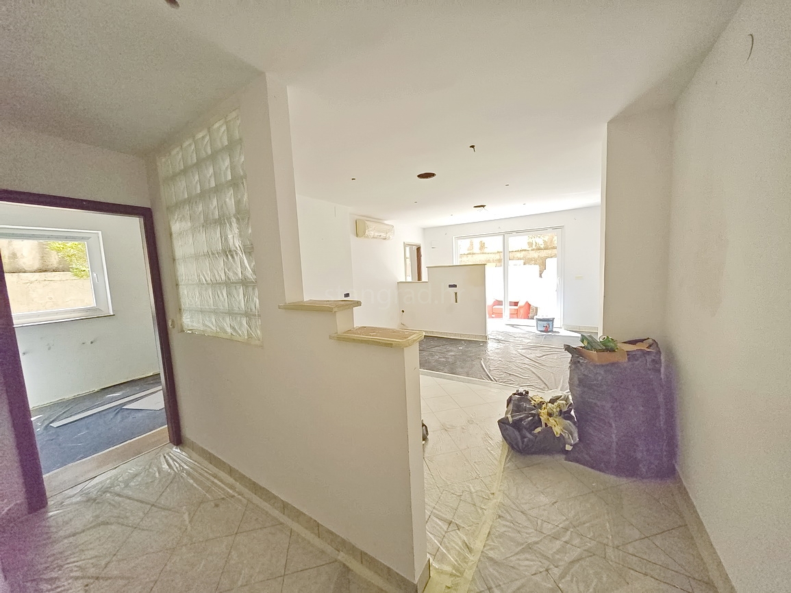 Njivice, appartamento con tre camere da letto in un'ottima posizione vicino al mare!