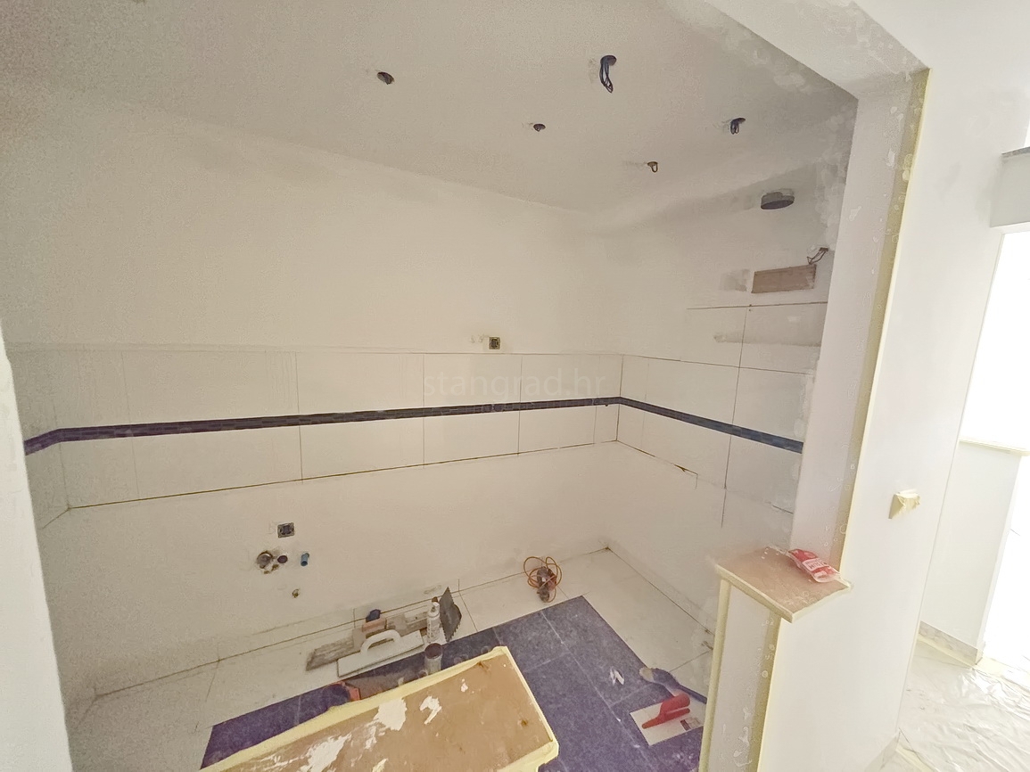 Njivice, appartamento con tre camere da letto in un'ottima posizione vicino al mare!