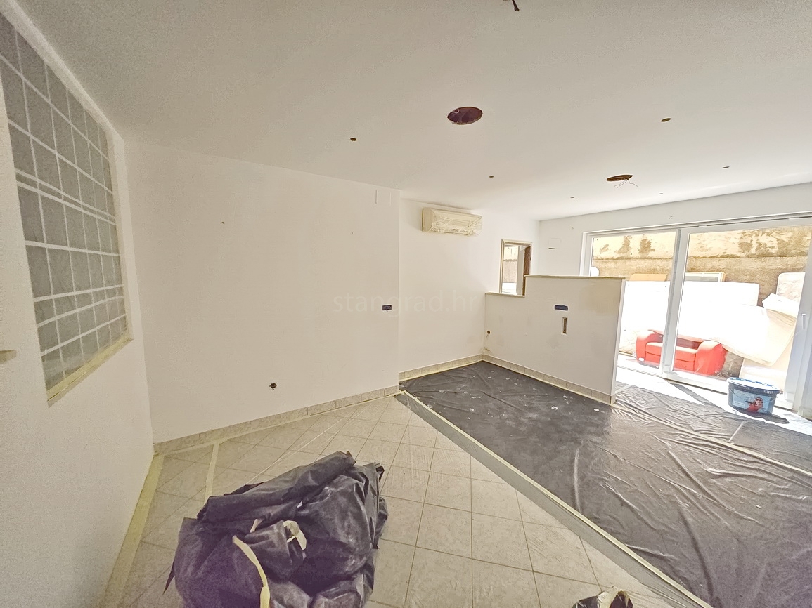 Njivice, appartamento con tre camere da letto in un'ottima posizione vicino al mare!