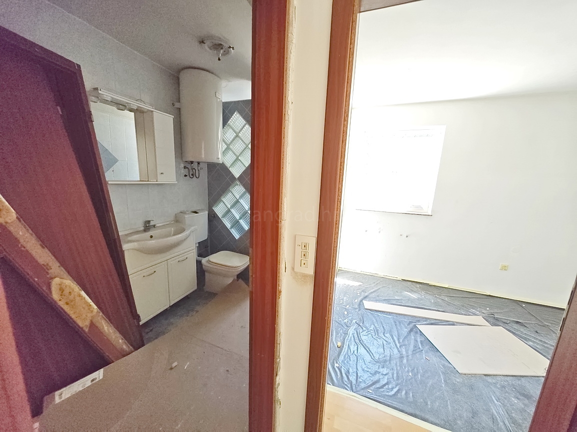 Njivice, appartamento con tre camere da letto in un'ottima posizione vicino al mare!