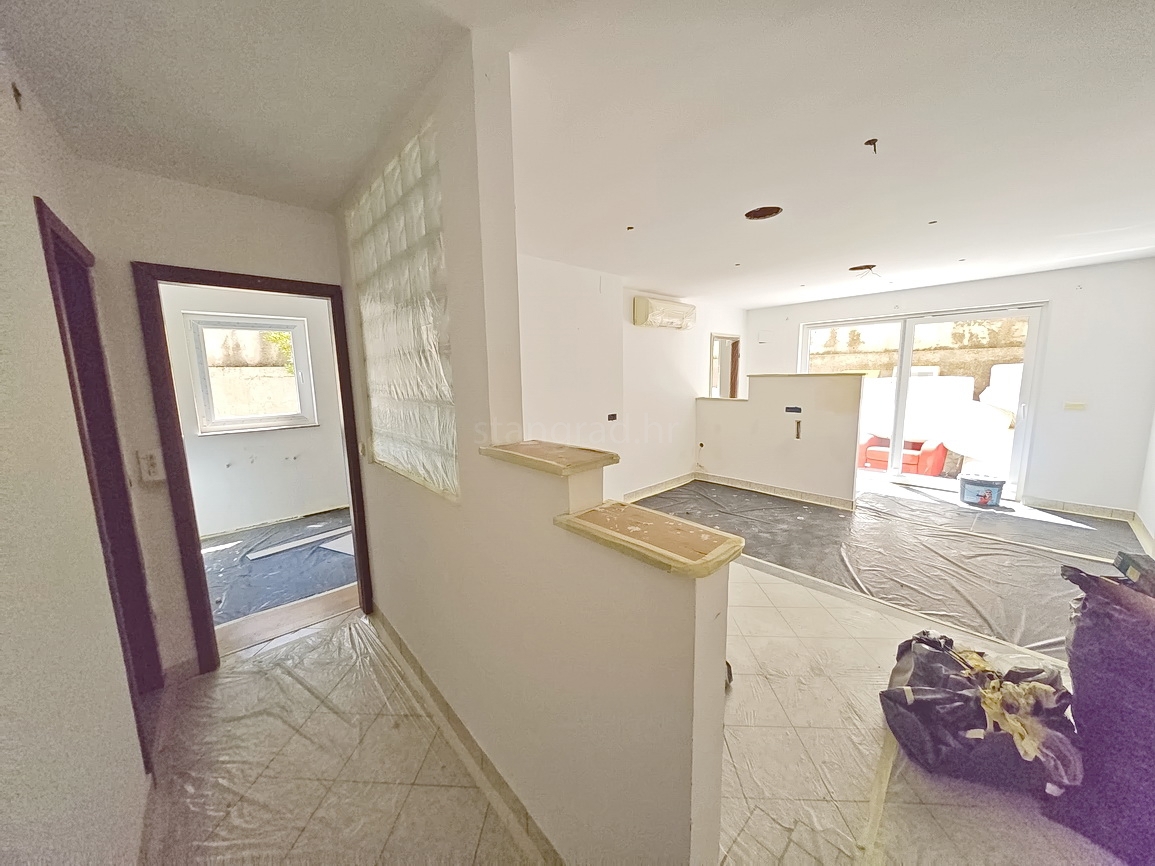 Njivice, appartamento con tre camere da letto in un'ottima posizione vicino al mare!