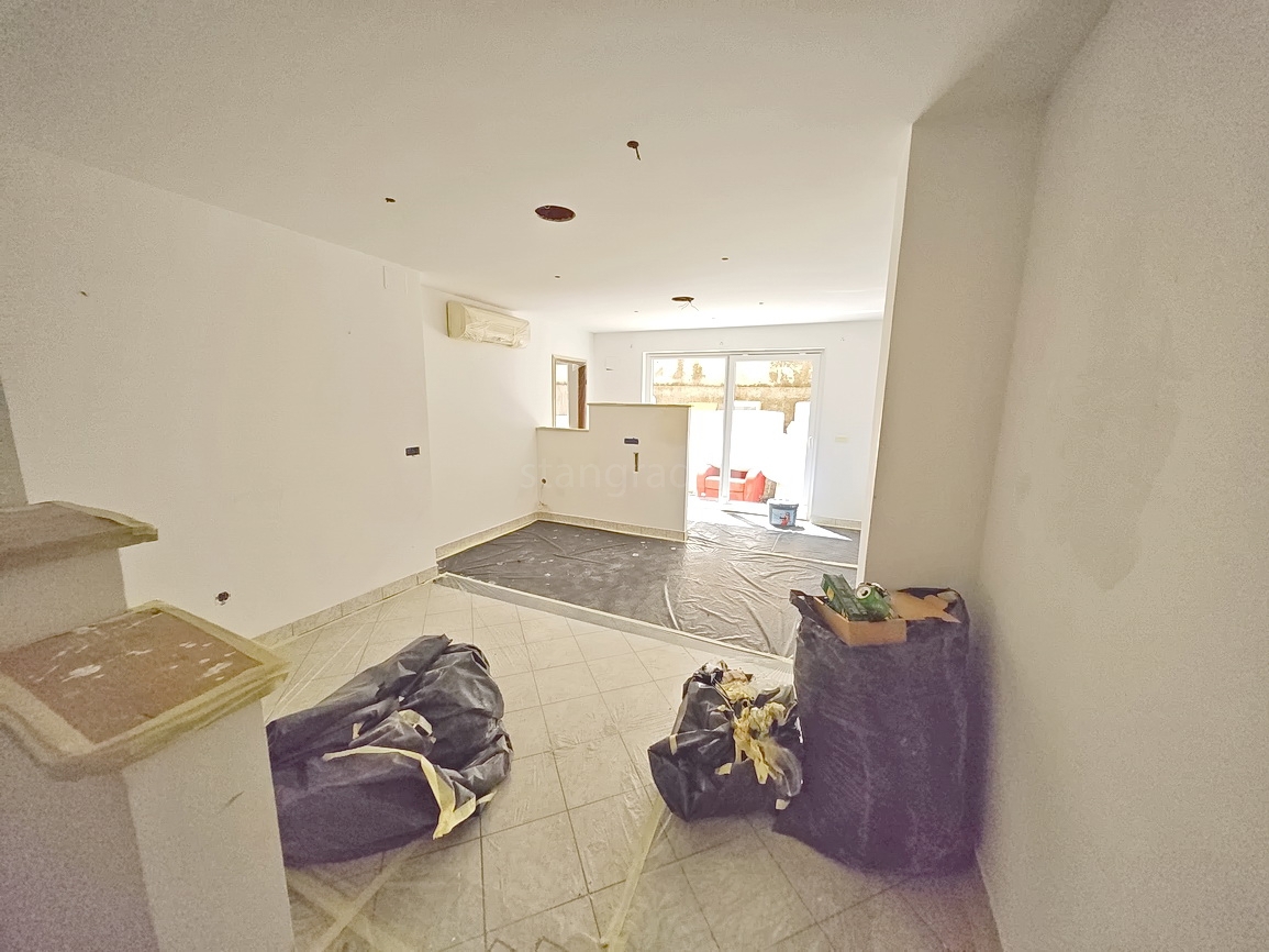 Njivice, appartamento con tre camere da letto in un'ottima posizione vicino al mare!