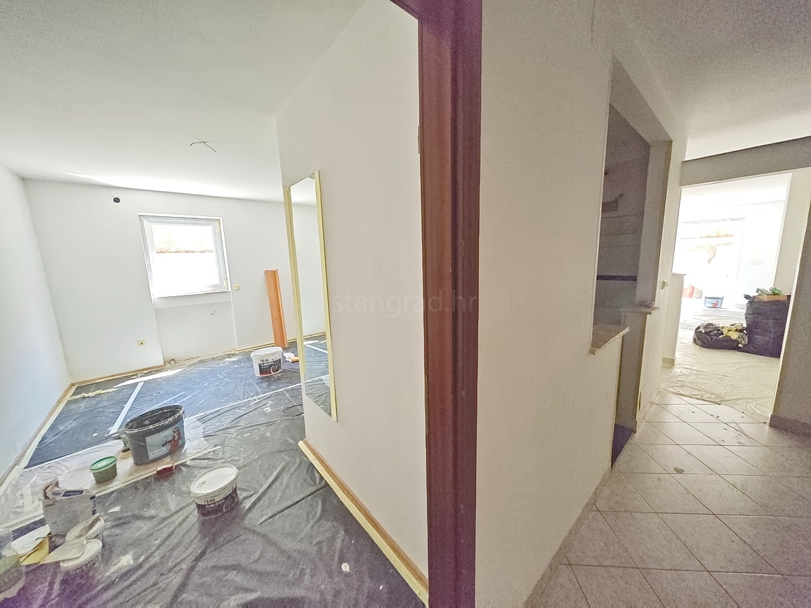 Njivice, appartamento con tre camere da letto in un'ottima posizione vicino al mare!