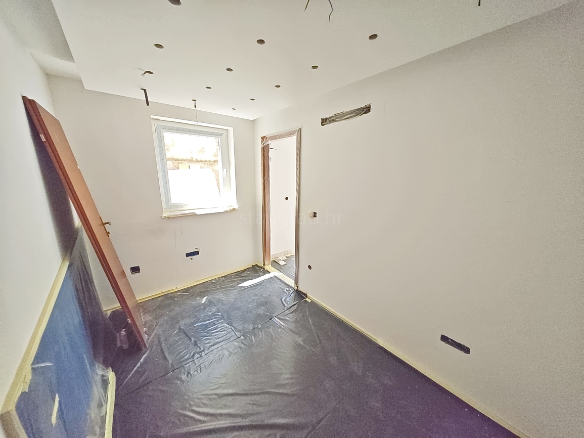 Njivice, appartamento con tre camere da letto in un'ottima posizione vicino al mare!