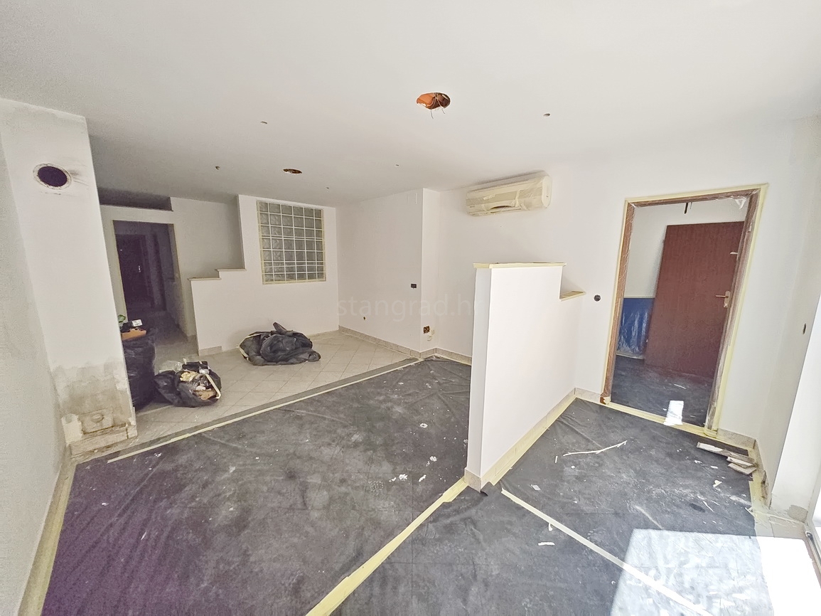 Njivice, appartamento con tre camere da letto in un'ottima posizione vicino al mare!