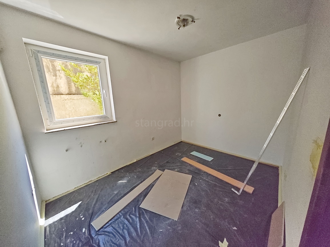 Njivice, appartamento con tre camere da letto in un'ottima posizione vicino al mare!