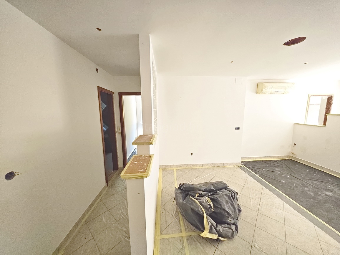 Njivice, appartamento con tre camere da letto in un'ottima posizione vicino al mare!