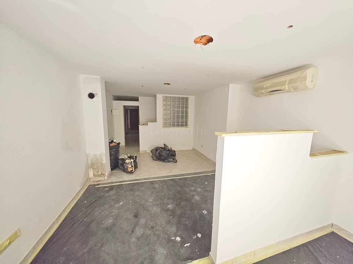 Njivice, appartamento con tre camere da letto in un'ottima posizione vicino al mare!