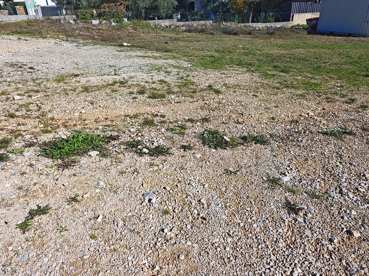 Zona di Krk, terreno edificabile idoneo con progetto e permesso di costruire!