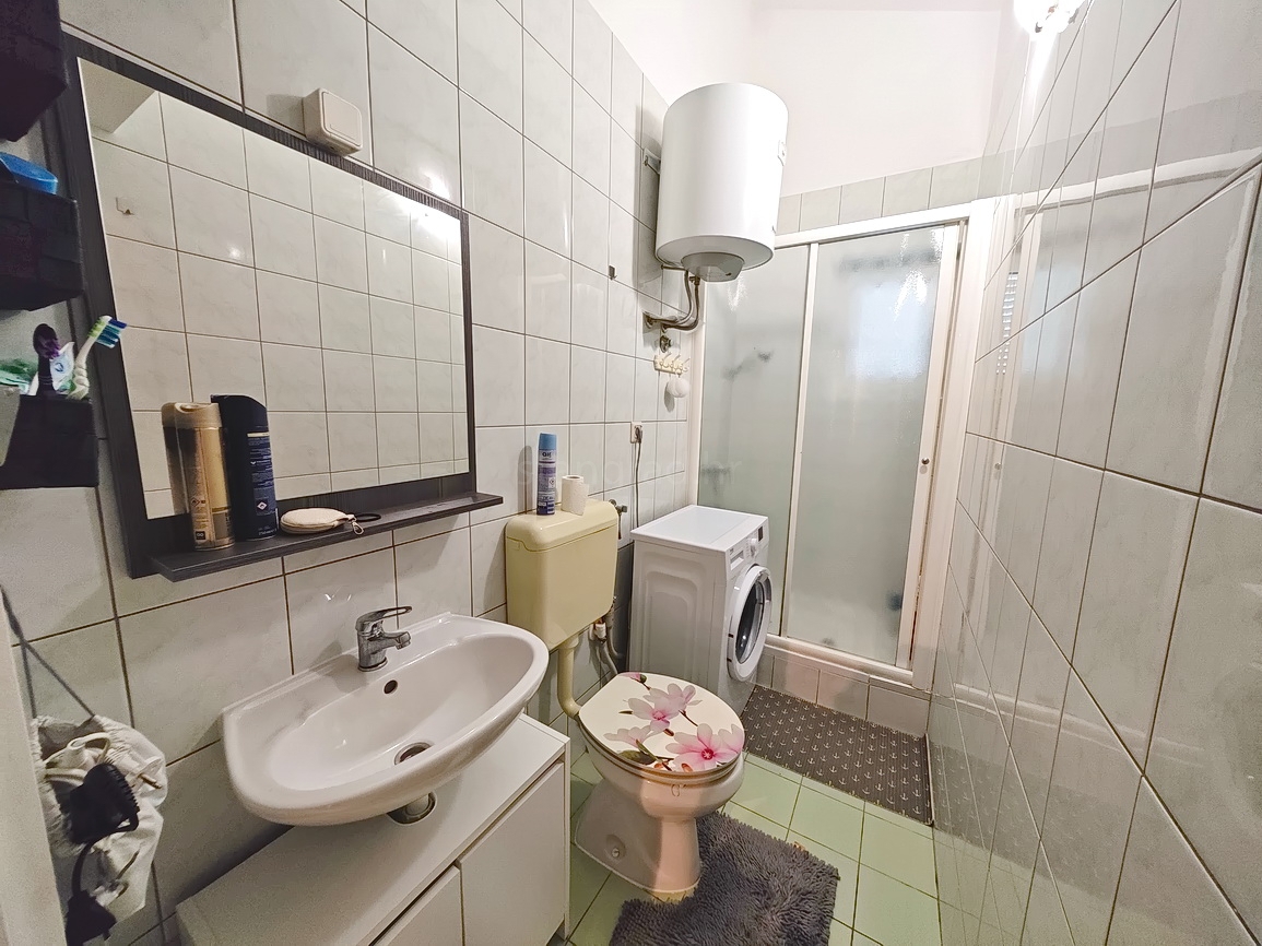 Malinska, appartamento arredato con una camera da letto vicino al centro e al mare!