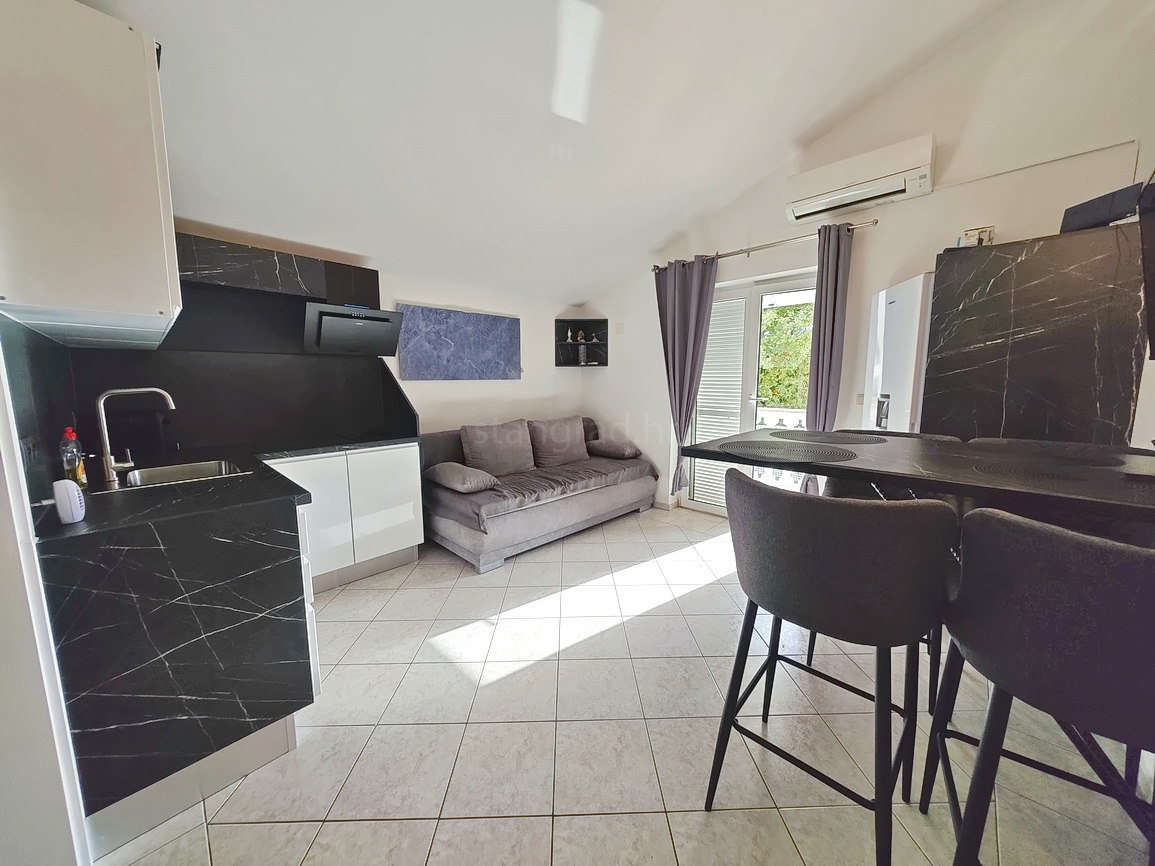 Malinska, appartamento arredato con una camera da letto vicino al centro e al mare!