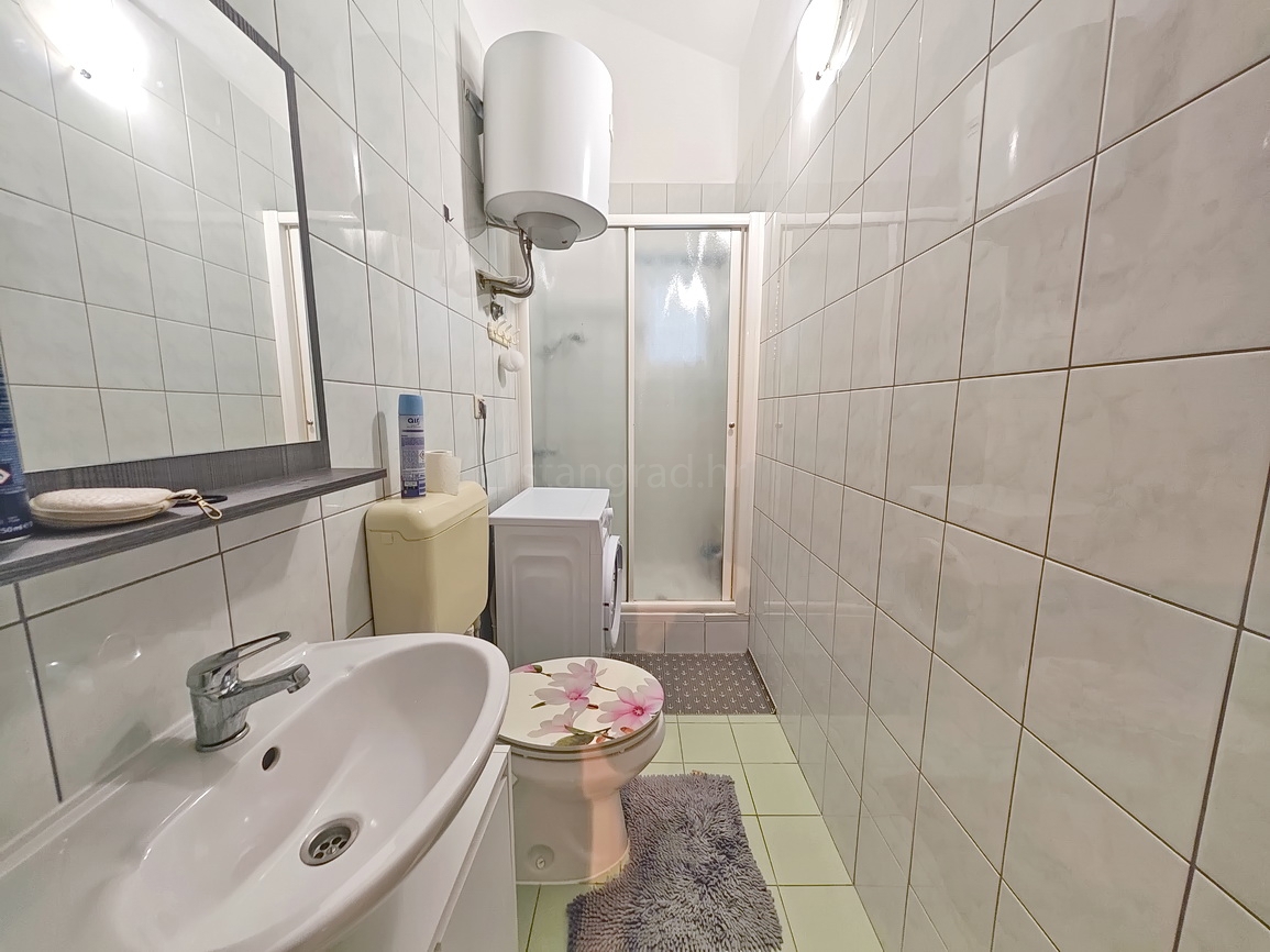 Malinska, appartamento arredato con una camera da letto vicino al centro e al mare!