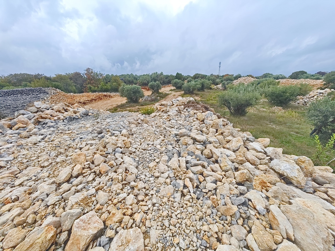 Krk, terreno edificabile in ottima posizione vicino al mare!