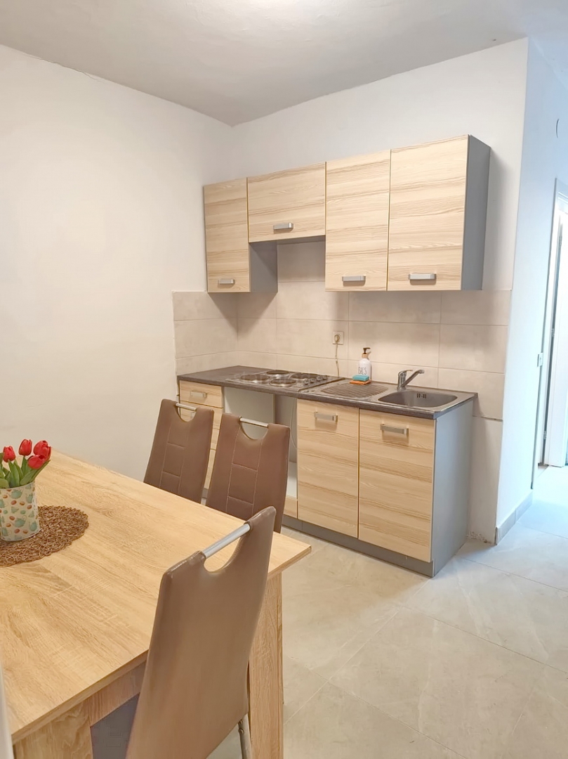 Crikvenica, monolocale con terrazza e ampio giardino!