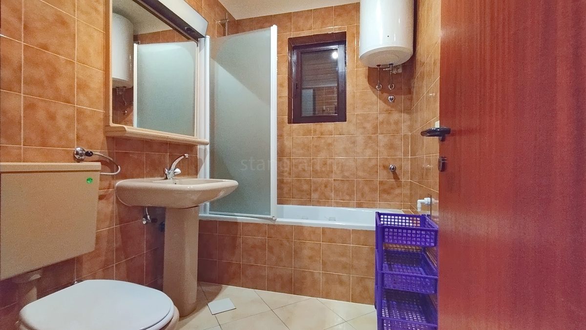 Novi Vinodolski, appartamento al piano terra con terrazza vicino al mare!