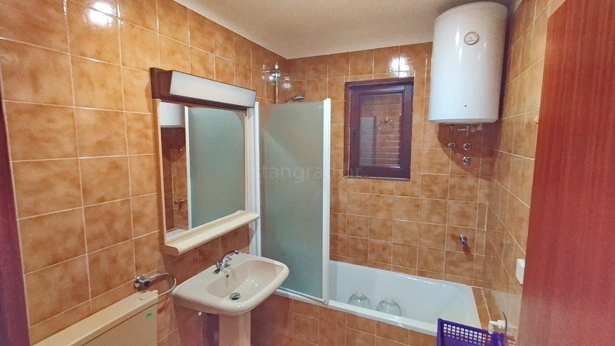 Novi Vinodolski, appartamento al piano terra con terrazza vicino al mare!