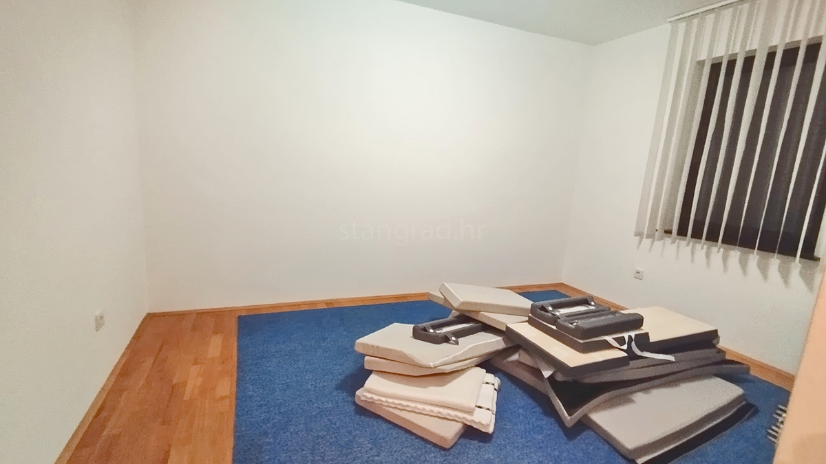 Novi Vinodolski, appartamento al piano terra con terrazza vicino al mare!