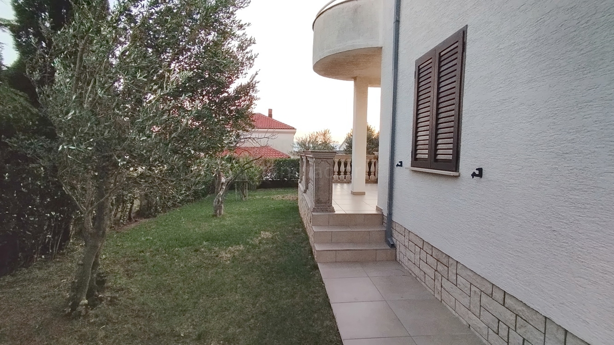 Novi Vinodolski, appartamento al piano terra con terrazza vicino al mare!