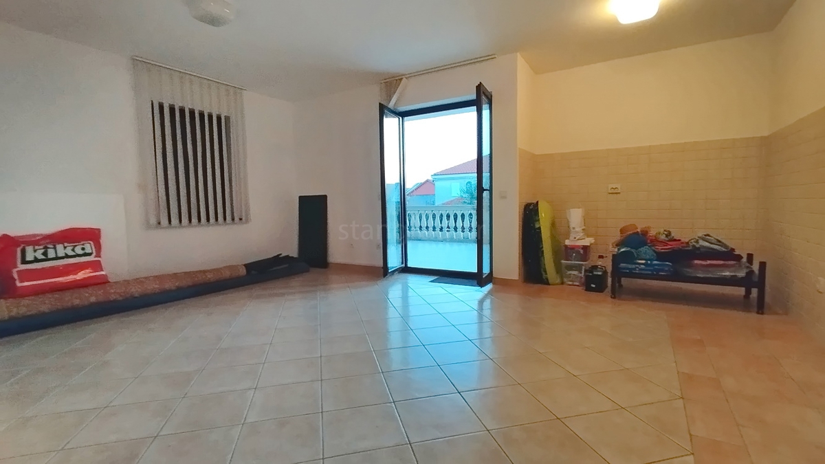 Novi Vinodolski, appartamento al piano terra con terrazza vicino al mare!