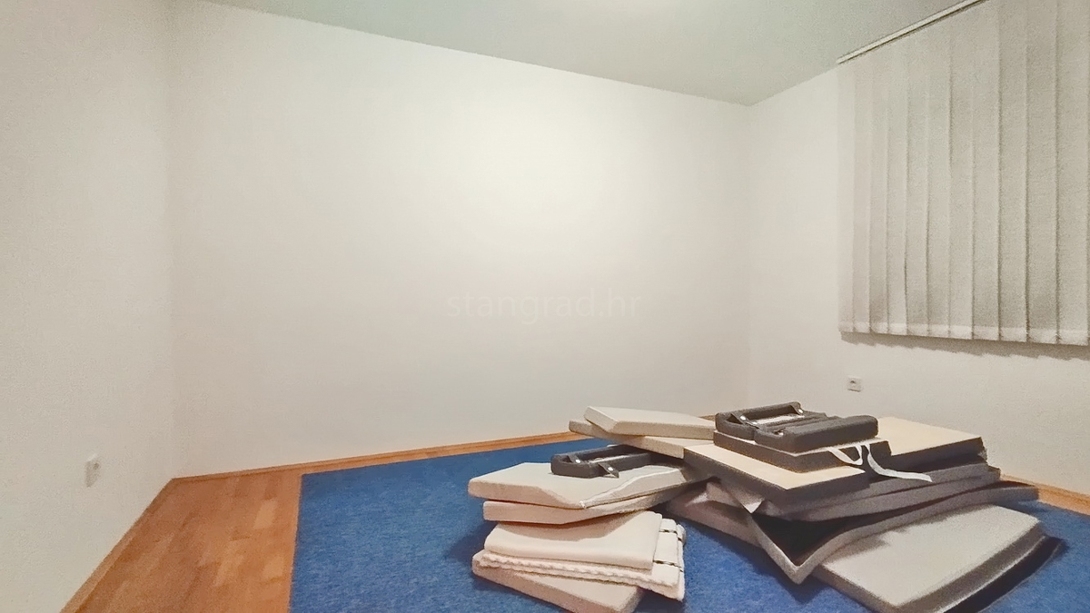 Novi Vinodolski, appartamento al piano terra con terrazza vicino al mare!