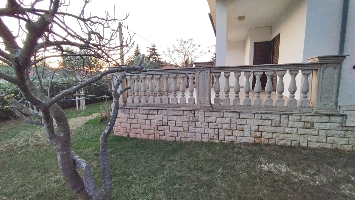 Novi Vinodolski, appartamento al piano terra con terrazza vicino al mare!