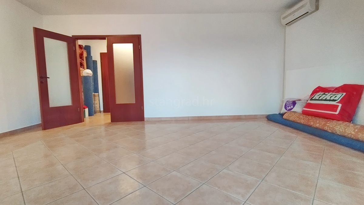 Novi Vinodolski, appartamento al piano terra con terrazza vicino al mare!