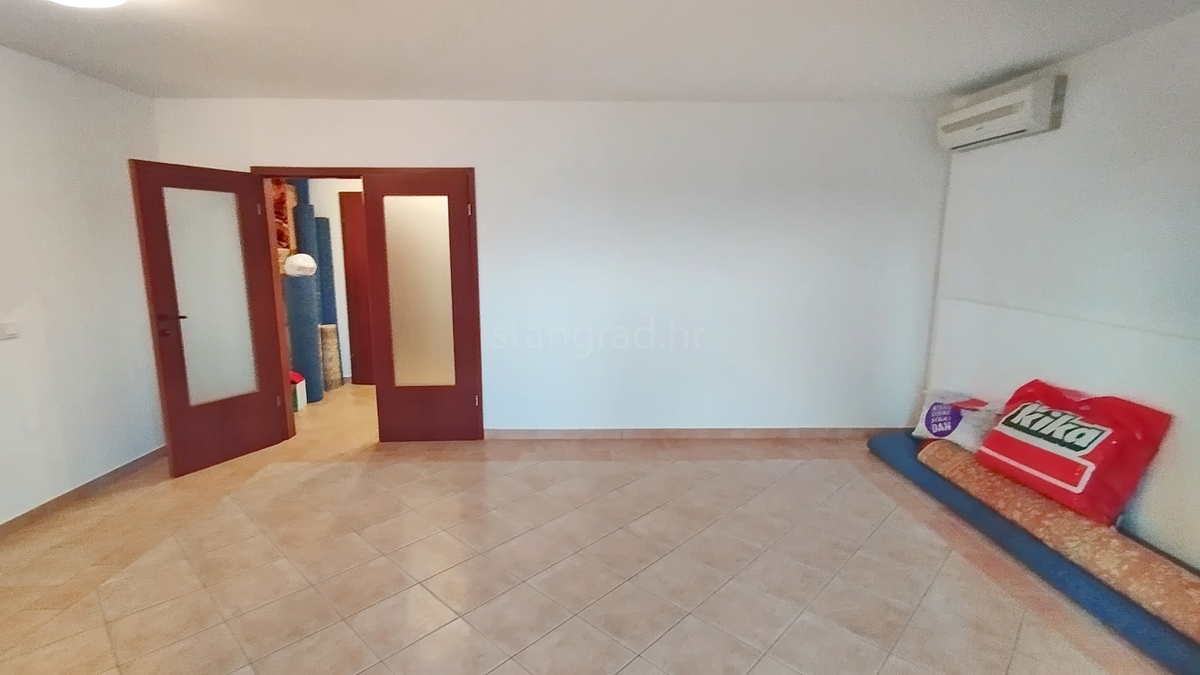 Novi Vinodolski, appartamento al piano terra con terrazza vicino al mare!