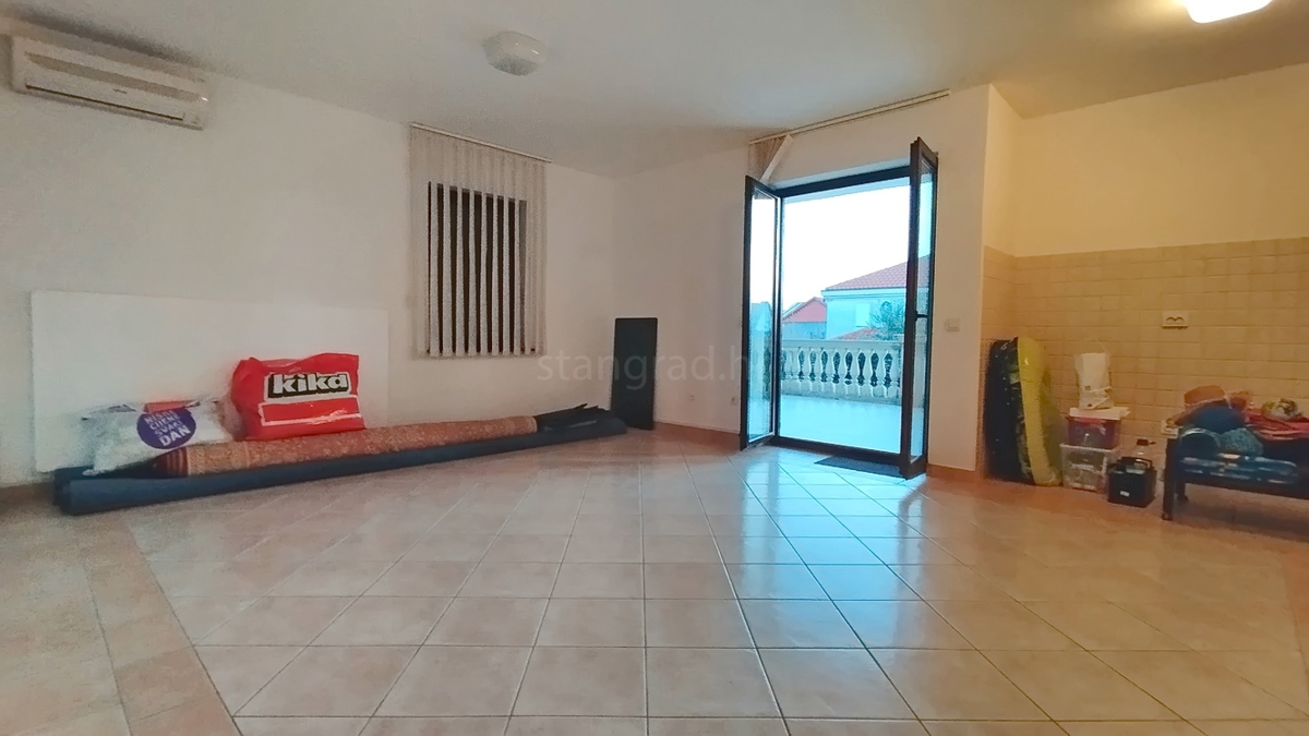 Novi Vinodolski, appartamento al piano terra con terrazza vicino al mare!