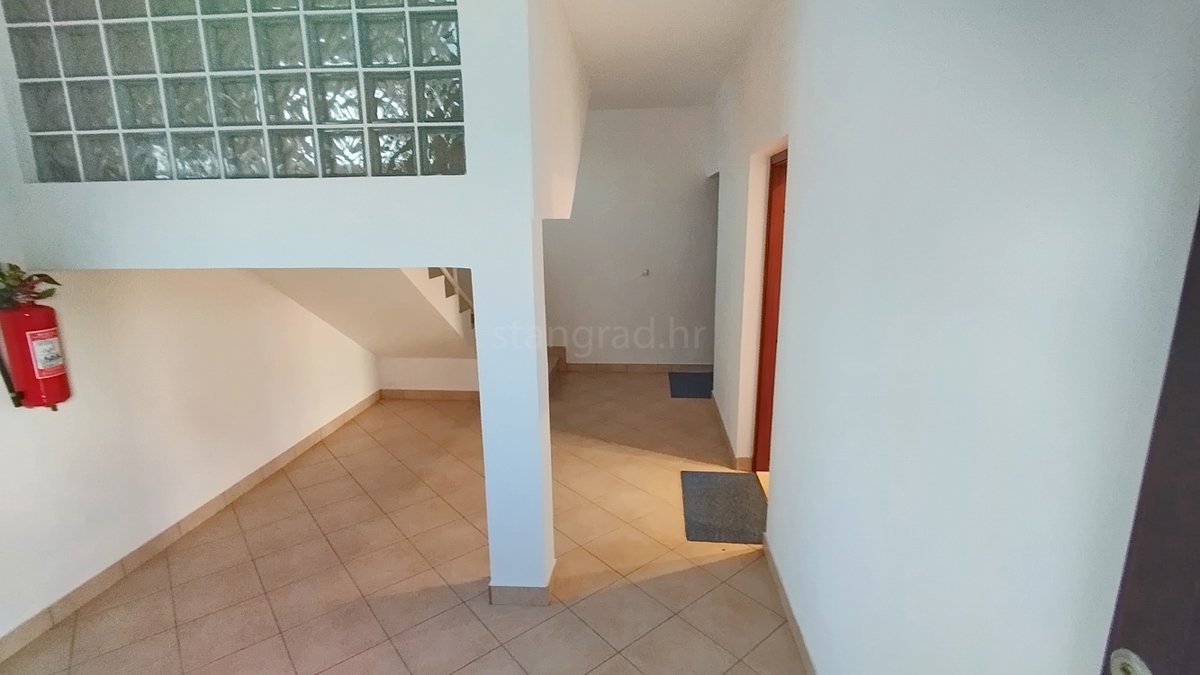 Novi Vinodolski, appartamento al piano terra con terrazza vicino al mare!