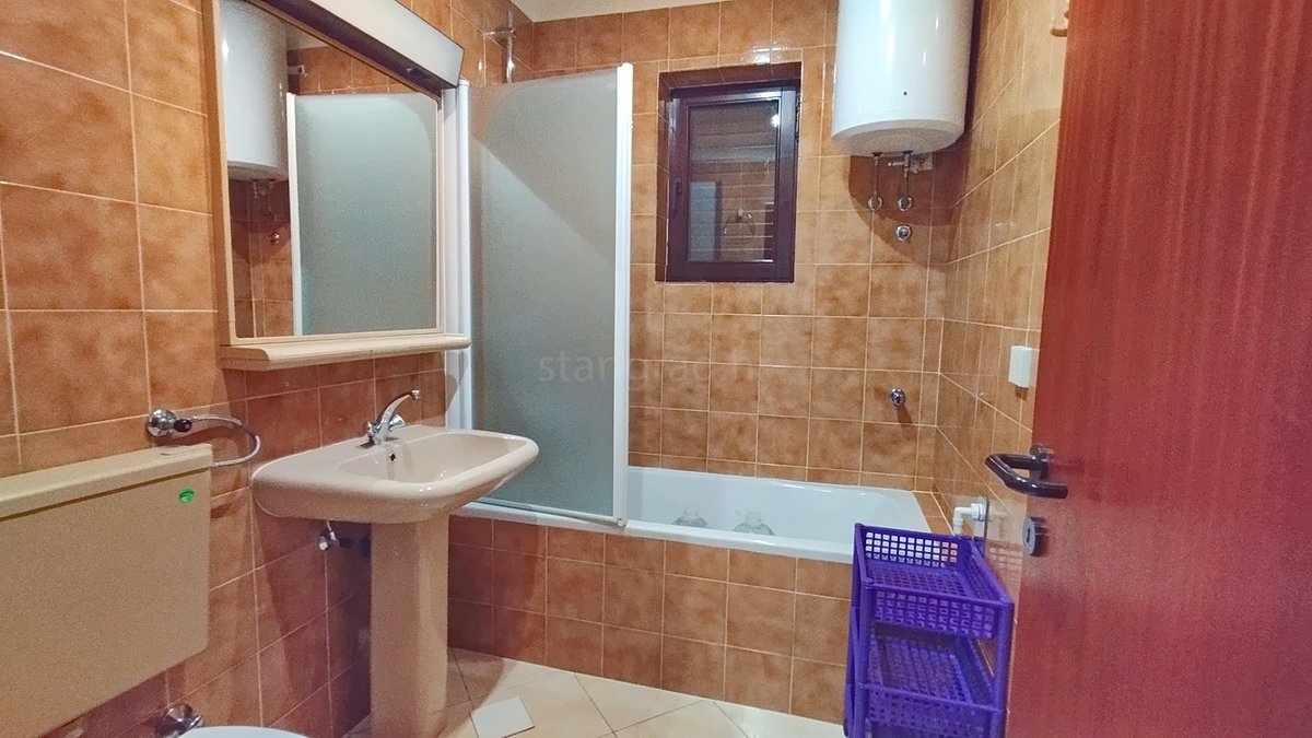 Novi Vinodolski, appartamento al piano terra con terrazza vicino al mare!