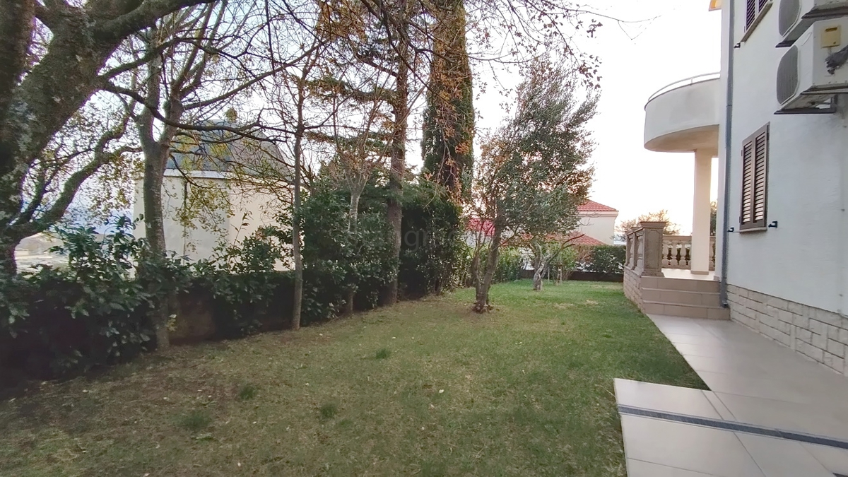 Novi Vinodolski, appartamento al piano terra con terrazza vicino al mare!