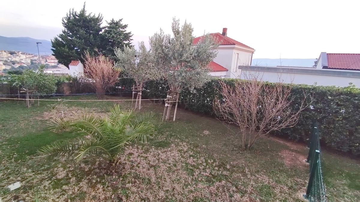 Novi Vinodolski, appartamento al piano terra con terrazza vicino al mare!