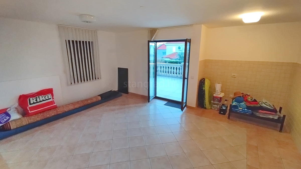 Novi Vinodolski, appartamento al piano terra con terrazza vicino al mare!