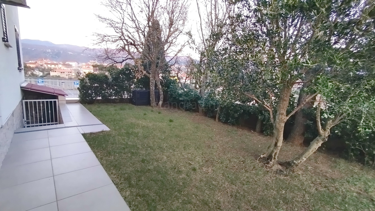 Novi Vinodolski, appartamento al piano terra con terrazza vicino al mare!