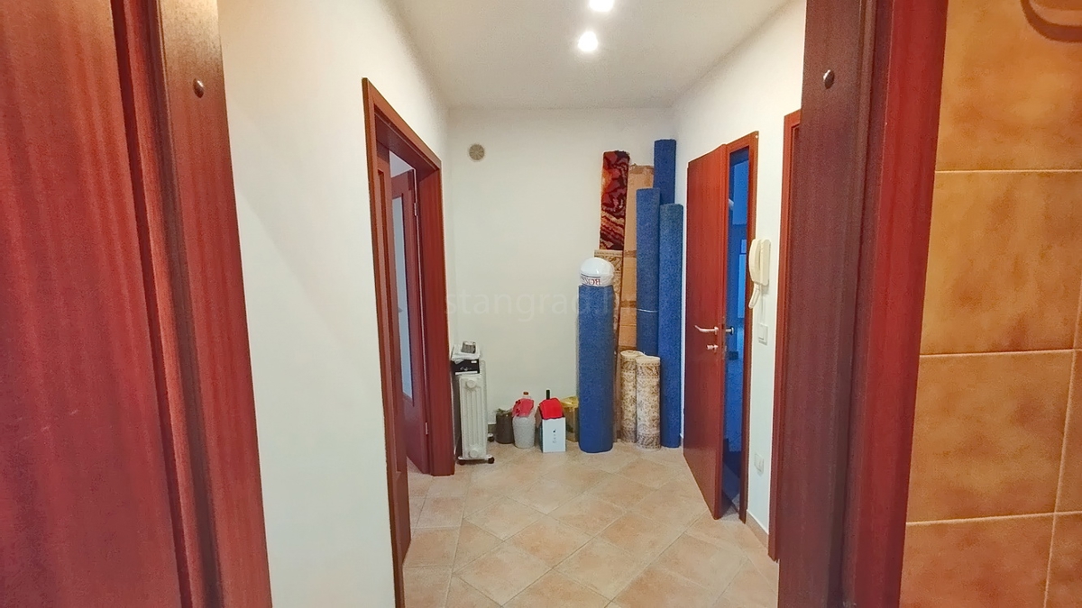 Novi Vinodolski, appartamento al piano terra con terrazza vicino al mare!