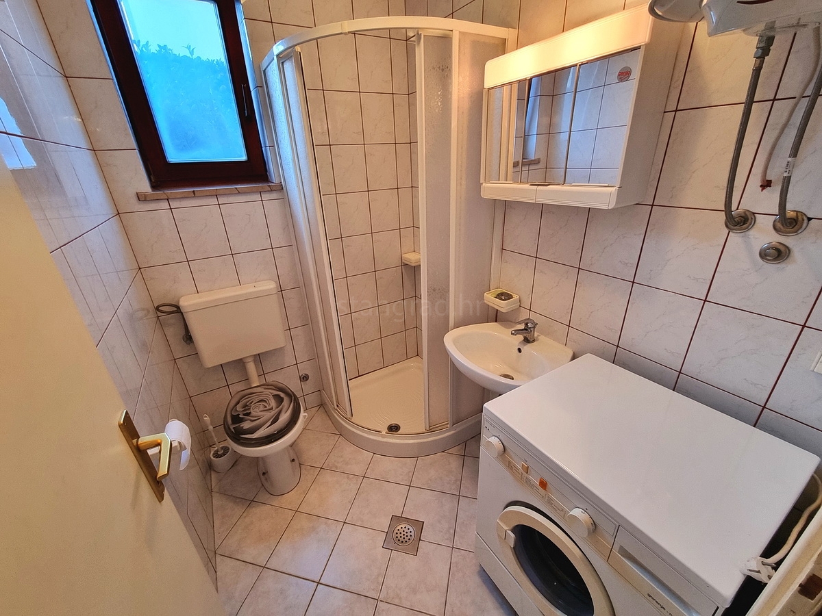 Malinska, appartamento al piano terra vicinissimo al mare!