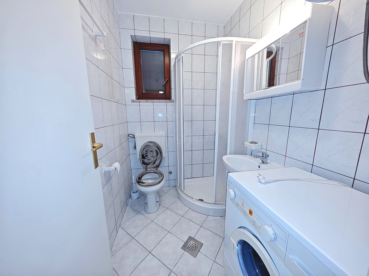 Malinska, appartamento al piano terra vicinissimo al mare!