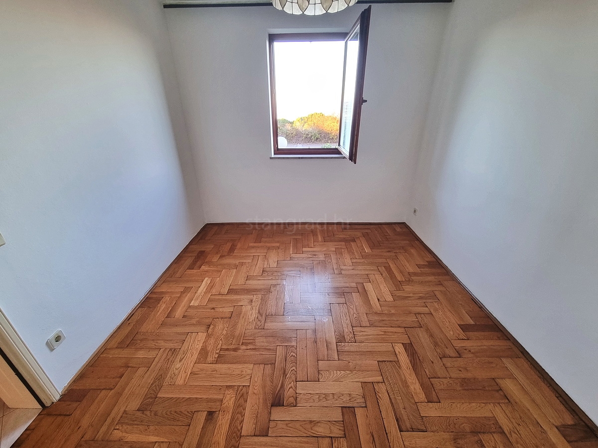 Malinska, appartamento al piano terra vicinissimo al mare!