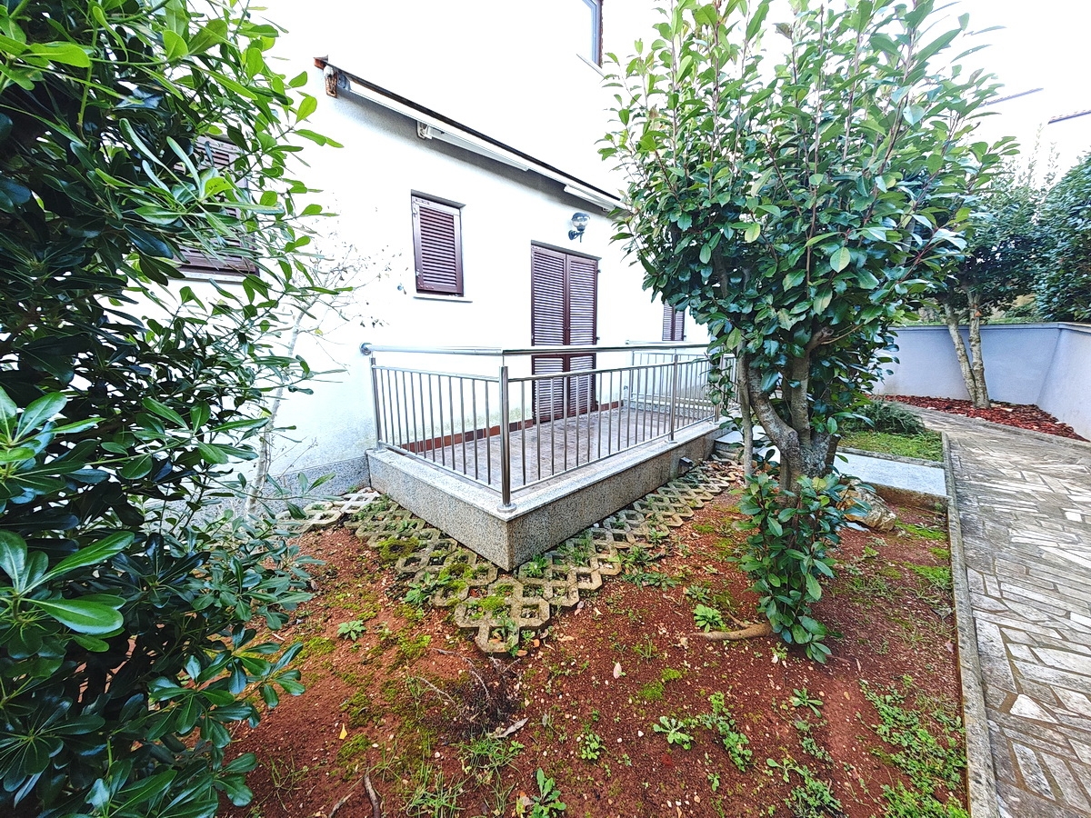 Malinska, appartamento al piano terra vicinissimo al mare!