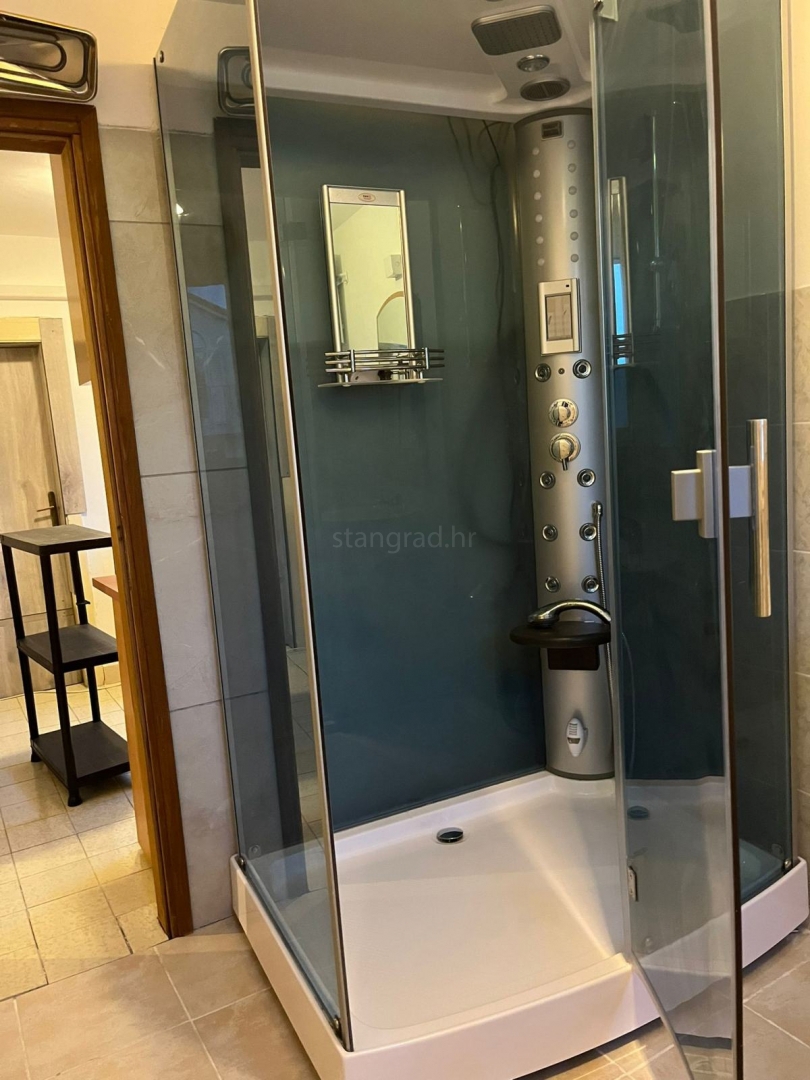 Novi Vinodolski, confortevole appartamento di 86 m² a soli 150 m dalla spiaggia!