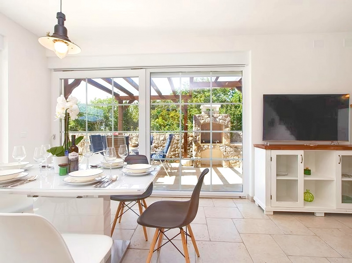 Zona di Krk, casa con 3 unità abitative con vista mare e piscina!