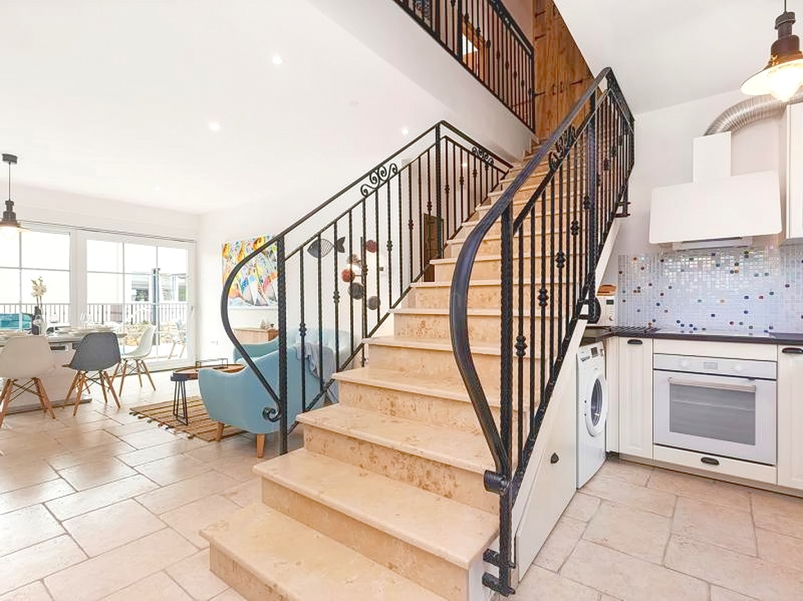 Zona di Krk, casa con 3 unità abitative con vista mare e piscina!