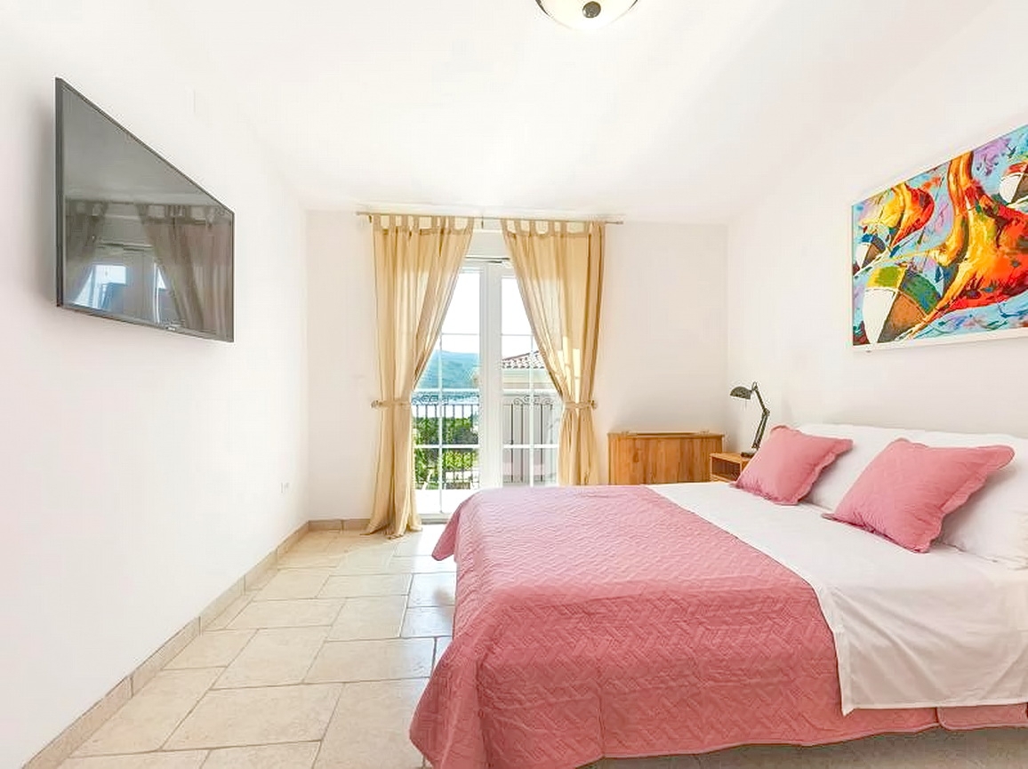 Zona di Krk, casa con 3 unità abitative con vista mare e piscina!