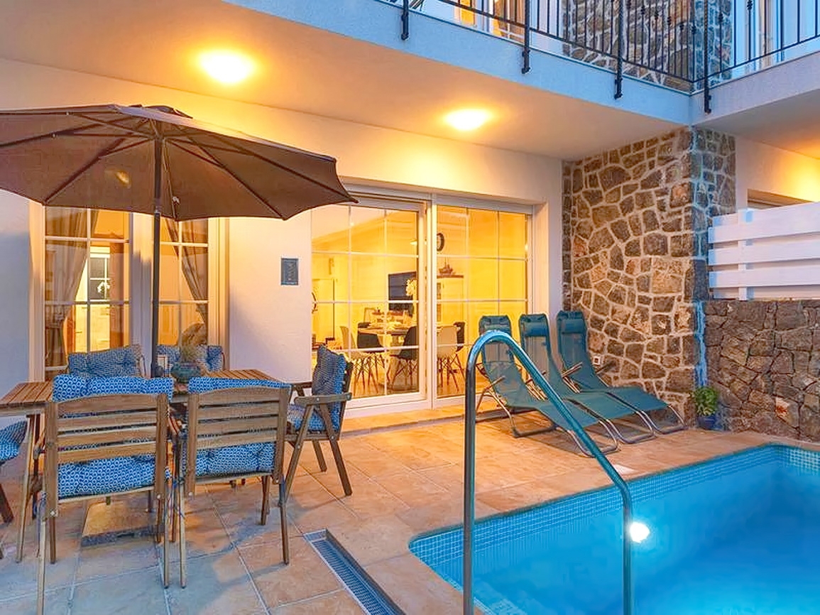 Zona di Krk, casa con 3 unità abitative con vista mare e piscina!