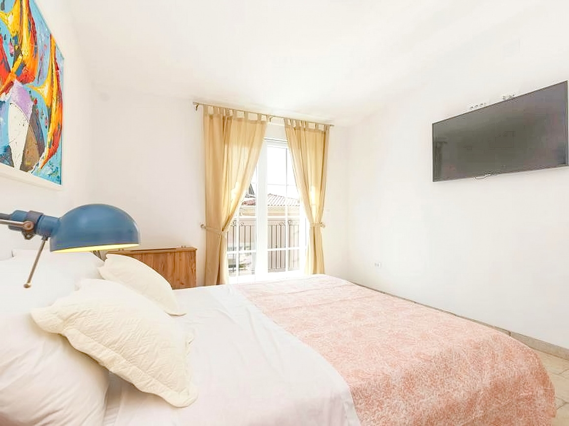 Zona di Krk, casa con 3 unità abitative con vista mare e piscina!